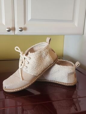 Toms Womens Shoes Size 6 / Beige / EUC
